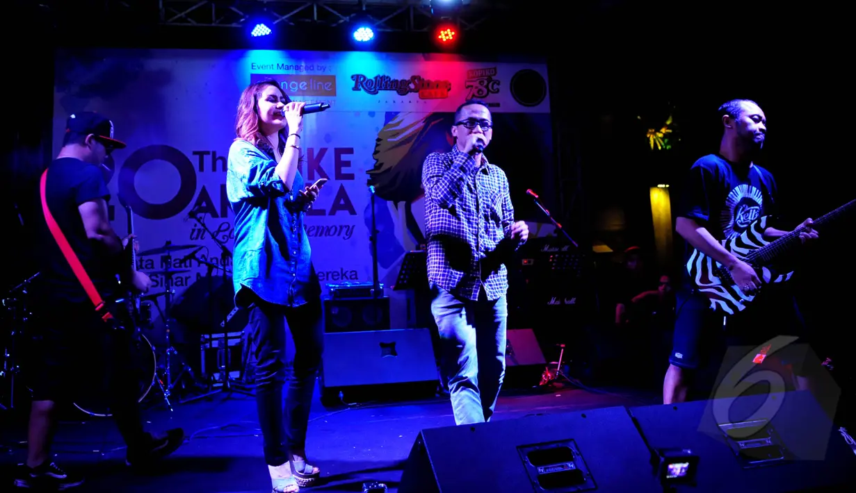 Pas Band dan Momo Geshia berduet saat acara ‘20th Nike Ardilla ‘ di Rolling Stone Café, Jakarta, Selasa, (8/4/2015). Dalam acara tersebut terjual baju almarhum Nike Ardilla sebesar Rp. 10 Juta. (Liputan6.com/Faisal R Syam)
