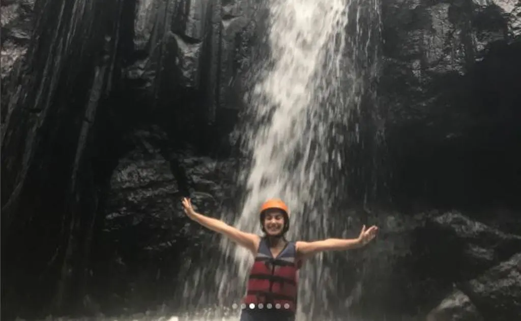 Irish Bella terlihat senang berdiri di bawah air terjun (Foto: Instagram)