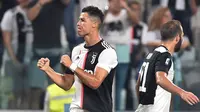 Striker Juventus, Cristiano Ronaldo, merayakan gol yang dicetaknya ke gawang Napoli pada laga Serie A di Stadion Allianz, Turin, Sabtu (31/8). Juventus menang 4-3 atas Napoli. (AFP/Alessandro di Marco)