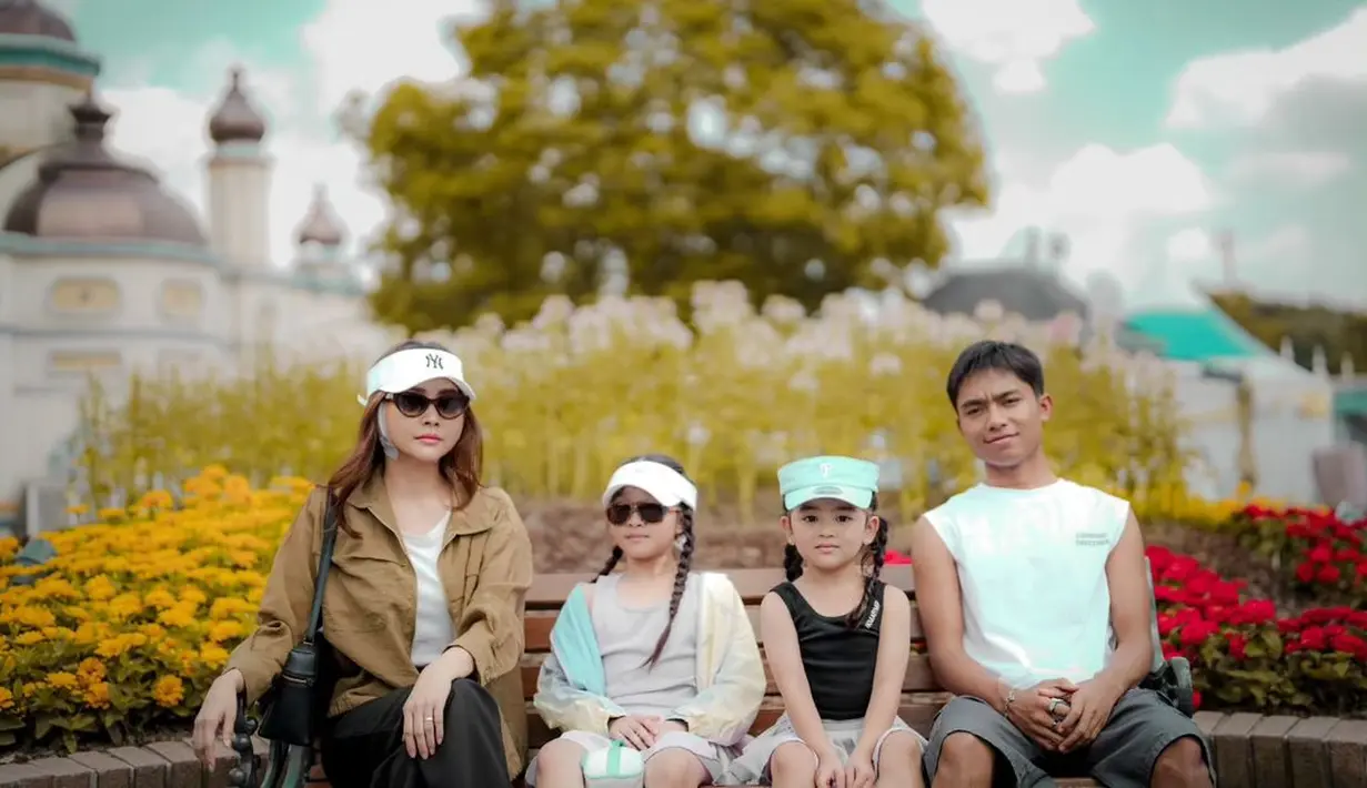 Di sini juga terlihat penampilan baru Sarwendah setelah menjalani operasi plastik. Ia mengenakan inner putih, ditumpuk dengan outer cokelat, celana panjang hitam, topi putih, dan sunglasses. [Foto: Instagram/sarwendah29]