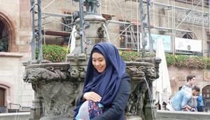 Selama dua minggu sejak berangkat 7 Oktober silam, perempuan yang tengah hamil tujuh bulan itu akan mengunjungi beberapa universitas di Jerman untuk membahas topik Islam. (Instagram/okisetianadewi)