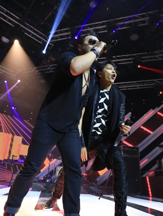 Meski Gigi dan Jamrud yang berbeda genre itu, keduanya berhasil menyuguhkan aksi apik secara bergantian dalam membawakan lagu. (Adrian Putra/Bintang.com)