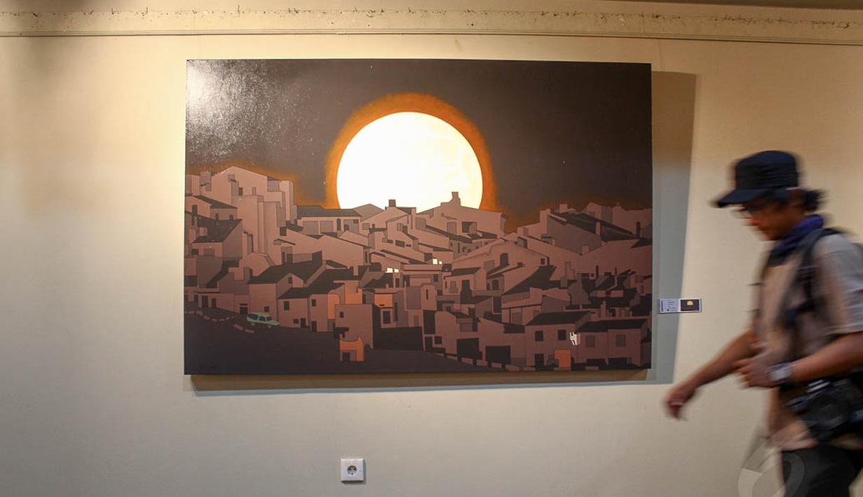 Suasana pengunjung di pameran lukisan yang bertema "Inner Beauty" di Galeri Cipta 3, TIM, Jakarta, (6/10/14). (Liputan6.com/Faizal Fanani) 