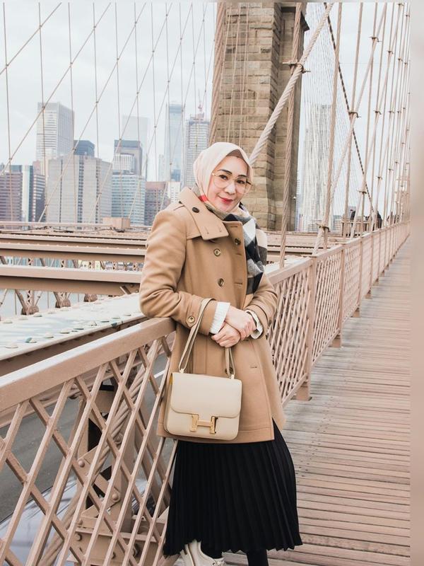 Istri Andre Taulany kini kerap tampil dengan hijab, cantik dan memesona. (Sumber: Instagram/@erintaulany)