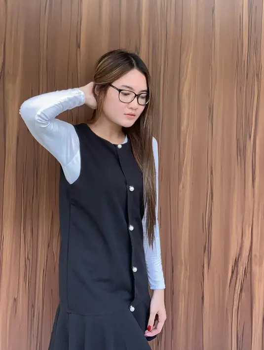 Nella Kharisma dikenal dengan penampilannya yang sederhana baik saat manggung maupun aktivitas sehari-hari. Meski sederhana gaya busana dan fashion Nella tetap modis layaknya anak muda masa kini. (Liputan6.com/IG/@nellakharisma)