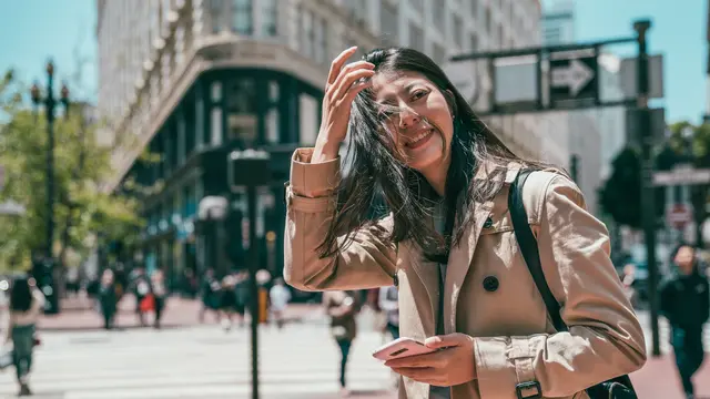 wanita april bahagia di hidup