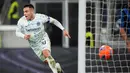 Pemain Inter Milan, Lautaro Martinez, melakukan selebrasi setelah mencetak gol ke gawang Atalanta pada pekan ke-17 Liga Italia di Stadion Gewiss, Bergamo, pada Senin (29/12/2025) dini hari WIB. Nerazzurri menang 1-0. (Spada/LaPresse via AP)