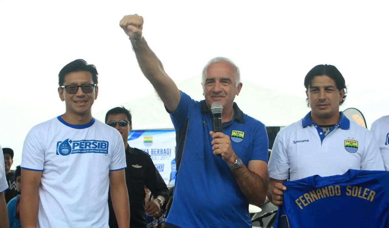 Mario Gomez (tengah) dan Fernando Soler saat acara perkenalan di Bandung, Minggu (10/12/2017). (Bola.com/Erwin Snaz)