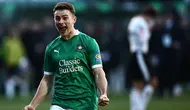 Gelandang Plymouth Argyle, Adam Randell, merayakan keberhasilan rekan setimnya mencetak gol ke gawang Liverpool pada lanjutan Piala FA 2024/2025 di Home Park, Minggu (9/2/2025) malam WIB. (HENRY NICHOLLS / AFP)
