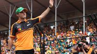 Pembalap McLaren, Oscar Piastri menyapa fans F1 GP Australia. (Martin KEEP / AFP)