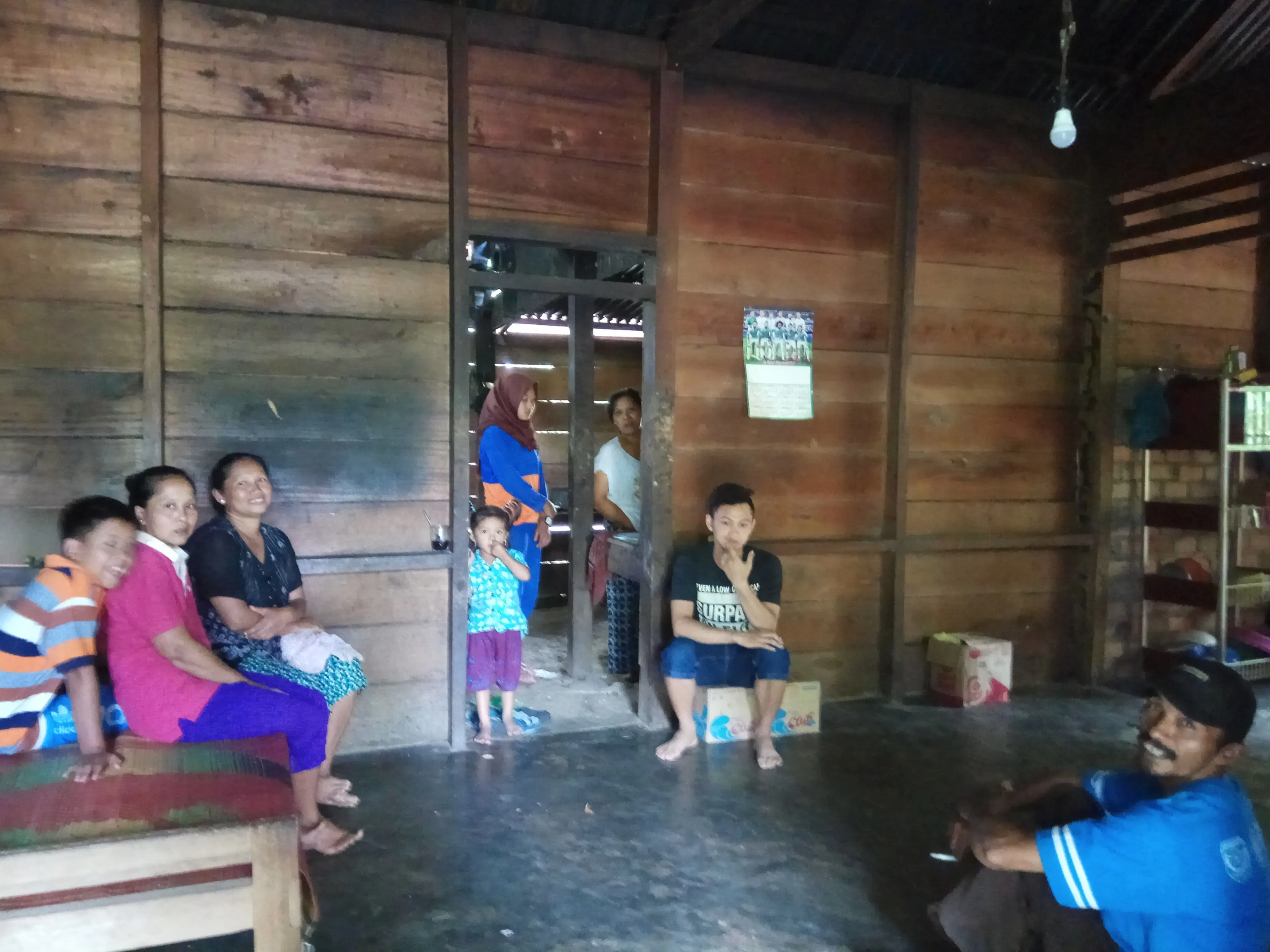 Suasana rumah warga Dusun 5, Desa Merbau, Kabupaten OKU Selatan Sumsel yang tidak menggunakan listrik di siang hari (Liputan6.com / Nefri Inge)