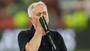 Pelatih AS Roma, Jose Mourinho mencium medalinya setelah memenangkan final UEFA Europa Conference League melawan Feyenoord di Air Albania Stadium, Tirana, Albania, 25 Mei 2022. (AFP/Gent Shkullaku)