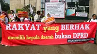 Aksi unjuk rasa dari beberapa organisasi di depan Gedung DPR, Jakarta, (24/9/14). (Liputan6.com/Faizal Fanani)