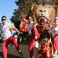 Erika Carlina ikut meramaikan pawai obor ASEAN Para Games 2022 pada Minggu, (24/7) di kota Solo, Jawa Tengah. Tak sendiri, pemain film Srimulat: Hil yang Mustahal ini joget bareng reog bareng Deswita Maharani dan Mario Lawalata. (Liputan6.com/IG/@eri.carl)