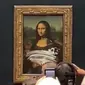 Lukisan Mona Lisa dirusak oleh aktivis lingkungan hidup menggunakan krim kue (Twitter.com/@lukeXC2002)