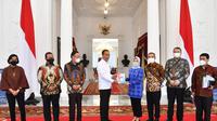 Presiden Joko Widodo atau Jokowi menerima Ikhtisar Hasil Pemeriksaan Semester (IHPS) I Tahun 2022 yang diserahkan oleh Ketua Badan Pemeriksa Keuangan (BPK) Isma Yatun di Istana Merdeka Jakarta, Selasa (1/11/2022). (Liputan6.com/Lizsa Egeham)