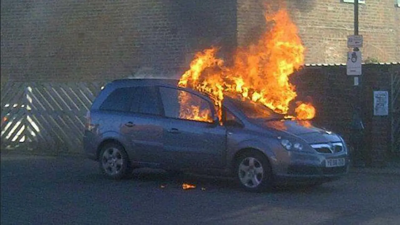 Mengerikan, Mobil Ini Tiba-tiba terbakar