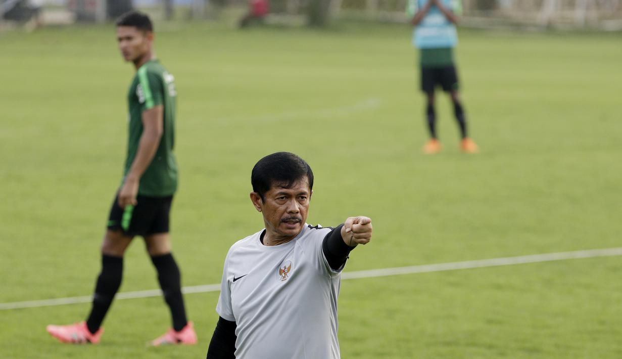 Pelatih Timnas Indonesia U-22, Indra Sjafri, saat latihan di Lapangan ABC, Senayan, Jakarta, Jumat (11/1). Latihan sekaligus seleksi pemain ini untuk persiapan turnamen Piala AFF U-22. (Bola.com/M Iqbal Ichsan)