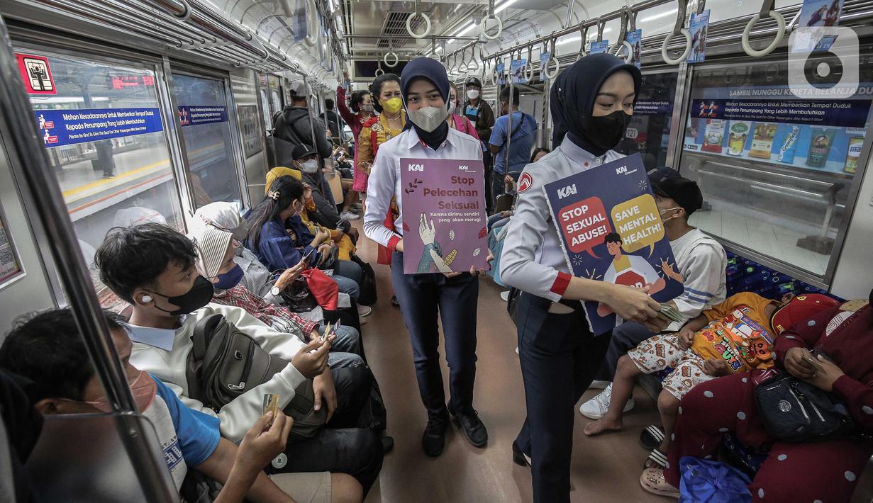 Petugas KAI Commuter bersama Komunitas Pelestari Budaya Indonesia membawa poster serta sticker saat melakukan kampanye cegah tindak kekerasan dan pelecehan seksual di dalam gerbong KRL di Stasiun BNI City, Jakarta, Kamis (22/12/2022). Kampanye sekaligus untuk memperingati Hari Ibu dilakukan KAI Commuter untuk menggugah kesadaran masyarakat agar tidak melakukan tindakan kekerasan dan pelecehan seksual di transportasi umum, khususnya KRL. (Liputan6.com/Faizal Fanani)