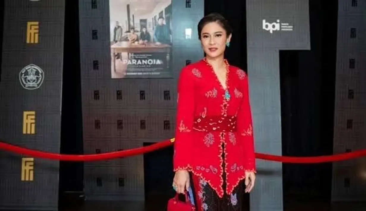Penampilan luar biasa cantik Dian Sastro mengenakan kebaya merah. Dian Sastro terlihat sangat anggun dengan kebaya merah, dilengkapi obi senada, didpadu dengan kain batik bernuansa hitam. [Foto: Instagram/avenue8boutique]