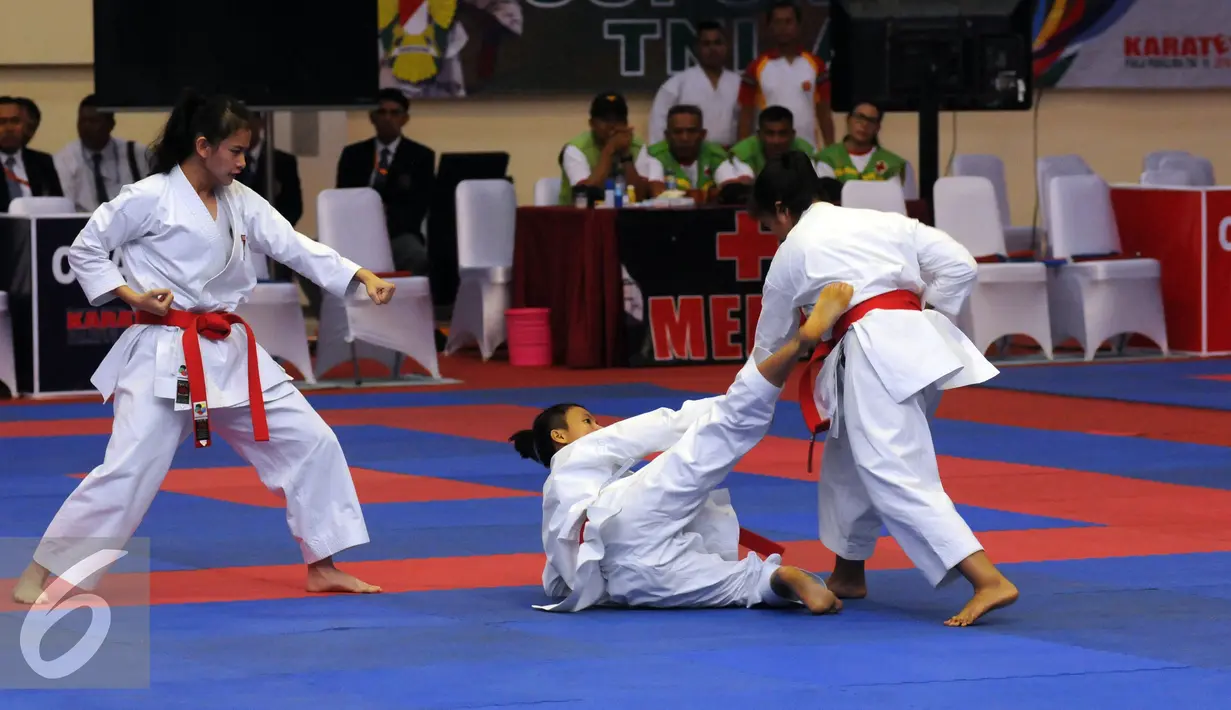Tiga atlet nasional memeragakan gerakan Kumite Beregu Putri saat pembukaan Kejurmas Karate Piala Panglima TNI ke-IV di Mabes TNI, Jakarta, Jumat (19/8). Kejurnas mempertandingkan dua kategori utama, TNI dan Umum. (Liputan6.com/Helmi Fithriansyah)