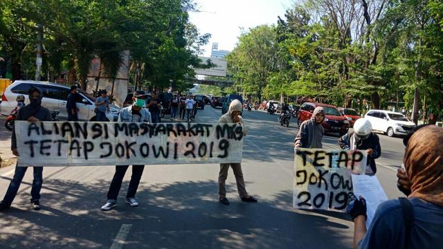 Massa 2019 Tetap Jokowi unjuk rasa saat Deklarasi 2019 Ganti Presiden di Makassar (Fauzan/Makassar)