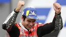 Pembalap Ducati, Danilo Petrucci, melakukan selebrasi usai menjuarai balapan MotoGP Prancis di Le Mans, Minggu (11/10/2020). Petrucci finis pertama dengan catatan waktu 45 menit 54,736 detik. (AP Photo/David Vincent)