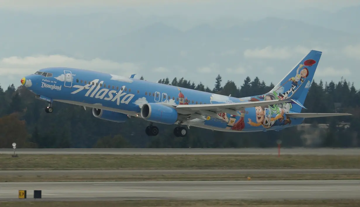 Pesawat Alaska Airlines dengan tema khusus dari salah satu film yang diproduksi Pixar Animation Studios lepas landas dari Bandara Internasional Seattle-Tacoma di Seattle pada 7 Oktober 2019. Pesawat Boeing 737-800 milik maskapai tersebut menampilkan tokoh dari Toy Story. (AP Photo/Ted S. Warren)
