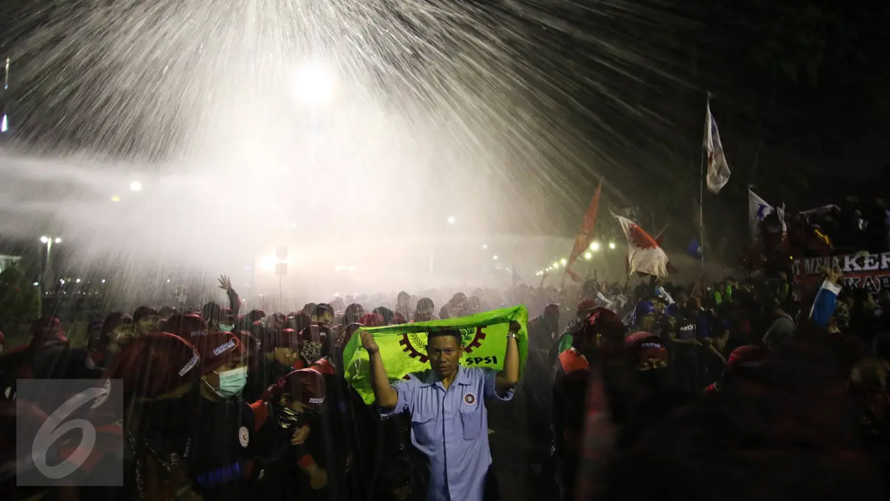 20151030-Polisi Bubar Paksa, Massa Buruh Kocar-kacir