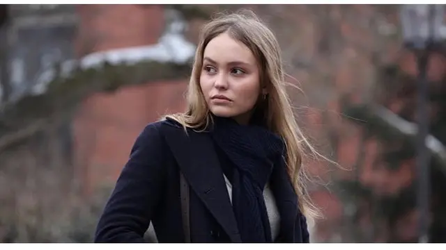 7 Potret Terbaru Lily Rose Depp, Putri Johnny Depp yang Mulai Beranjak Dewasa