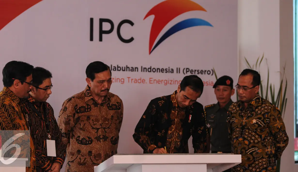 Presiden Jokowi menandatangani prasasti usai diresmikan Terminal Petikemas Kalibaru, Pelabuhan Utama Tanjung Priok atau New Priok Container Terminal (NPCT) 1 di Jakarta, Selasa (13/9). (Liputan6.com/Faizal Fanani)