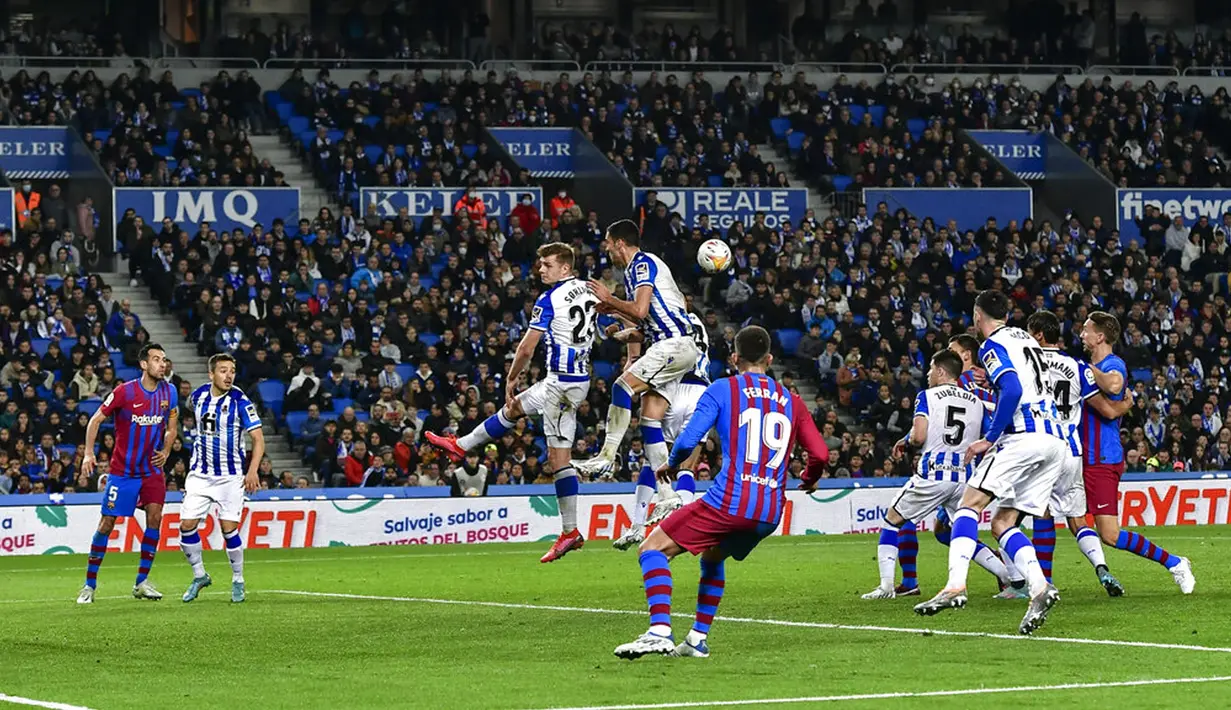 <p>Pemain Real Sociedad dan Barcelona bermain pada pertandingan Liga Spanyol di Reale Arena Stadium, San Sebastian, Spanyol, 21 April 2022. Barcelona menang 1-0. (AP Photo/Alvaro Barrientos)</p>