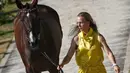 Atlet berkuda asal Swedia, Sara Algotsson Ostholt berlatih bersama kuda miliknya di Olympic Equestrian Centre - Rio de Janeiro, Brazil (5/8). (REUTERS/Tony Gentile)