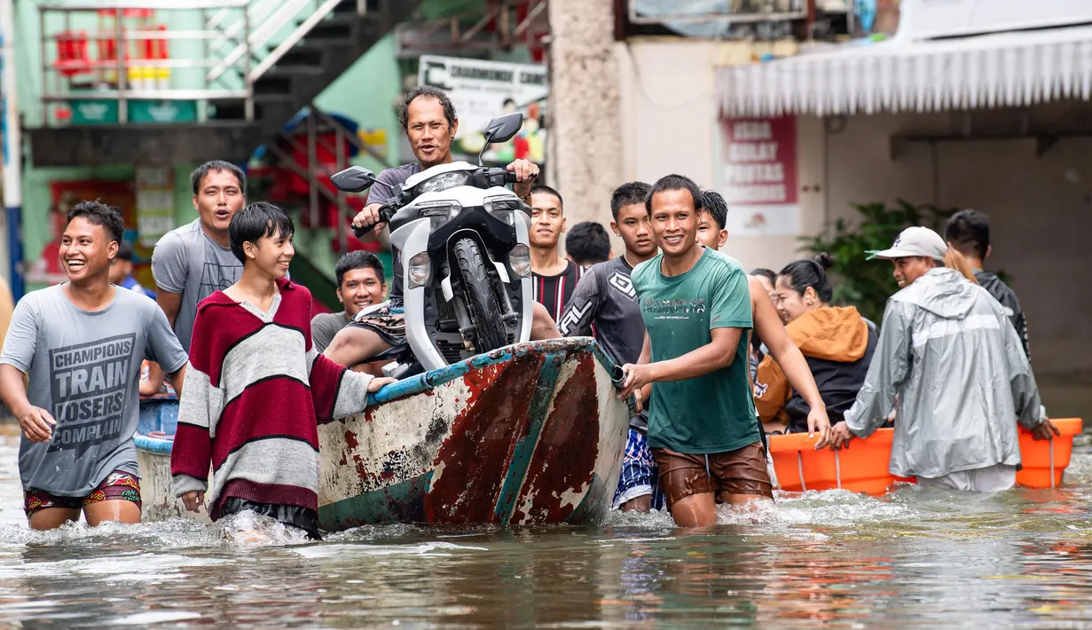Puluhan ribu orang dievakuasi dari rumah mereka dan setidaknya dua orang masih dinyatakan hilang. (Ted ALJIBE/AFP)