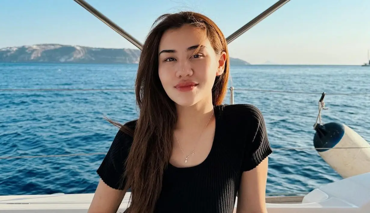 <p>Mencoba berenang di Santorini, Aaliyah Massaid pilih tampil simple dengan dress hitam. Kali ini, Aaliyah kenakan knit dress panjang [@aaliyah.massaid]</p>