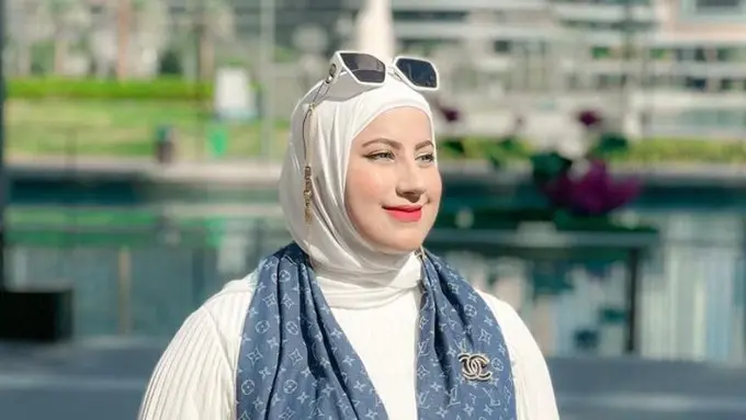 6 Potret Gaya Glamor Tasyi Athasyia Berpose dengan Latar Gedung Tertinggi di Dunia