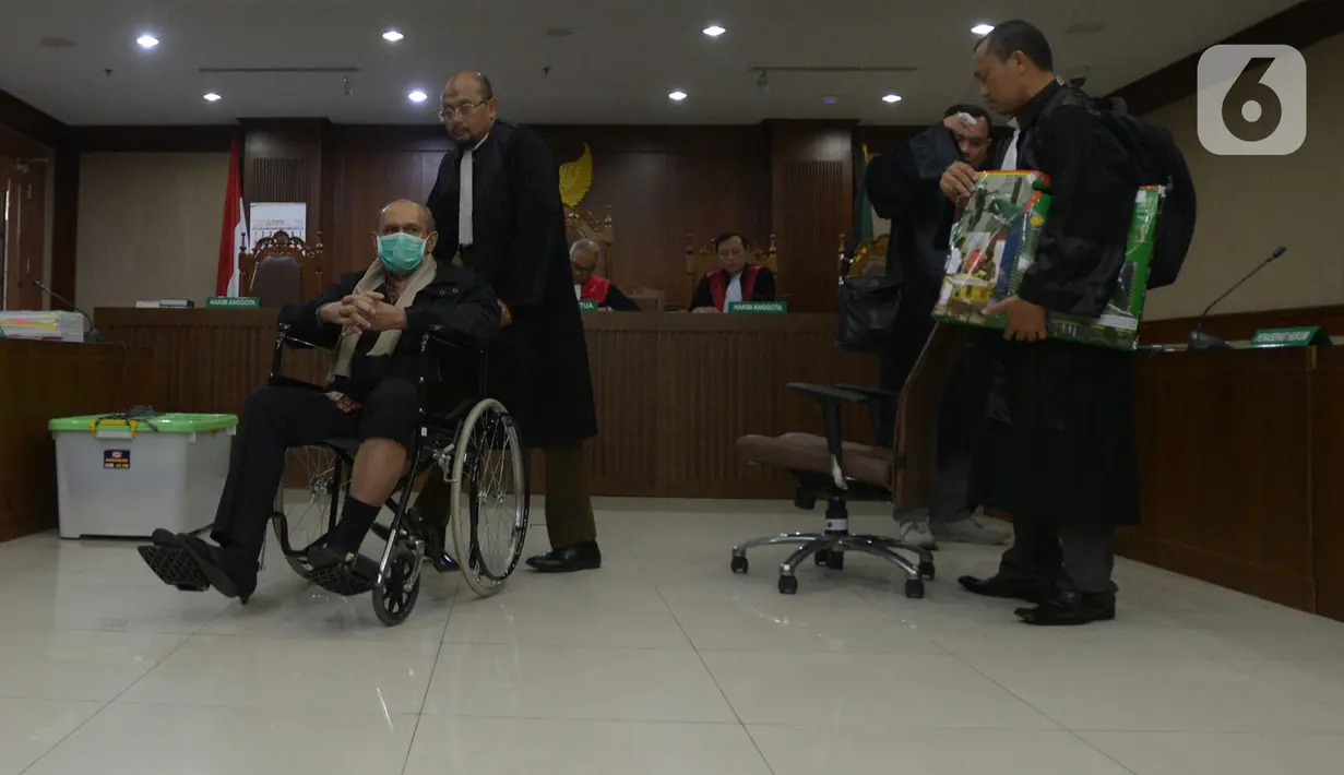 Terdakwa kasus kepemilikan senjata ilegal dan peluru tajam Kivlan Zen (kiri) usai menjalani sidang pembacaan eksepsi di PN Jakarta Pusat, Rabu (18/12/2019). Majelis hakim PN Jakarta Pusat menunda sidang Kivlan Zen hingga 2 Januari 2020 melihat kondisinya yang masih sakit. (merdeka.com/Imam Buhori)