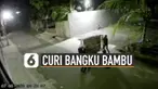 Walaupun bangku bambu itu berukuran besar dua pencuri itu tetap bekerja sama mengangkut dan membawanya dengan motor.