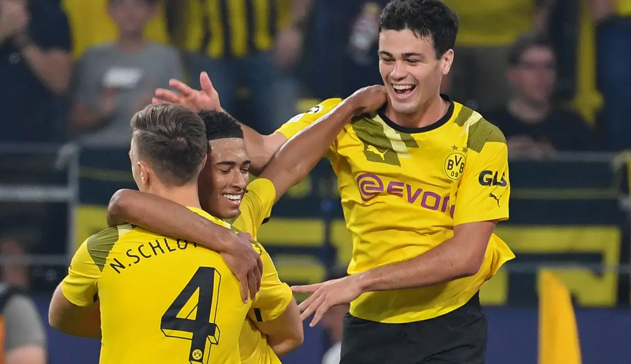 Selebrasi gelandang Borussia Dortmund, Jude Bellingham (tengah) setelah mencetak gol ke gawang FC Copenhagen pada laga matchday pertama Grup G Liga Champions 2022/2023 di Dortmund, Jerman (6/9/2022). Jude Bellingham mencetak gol tersebut dalam usia 19 tahun, 2 bulan dan 8 hari. Ia total bermain dalam 7 laga di Liga Champions 2022/2023 bersama Borussia Dortmund dengan torehan 4 gol dan 1 assist. (AFP/Uwe Kraft)