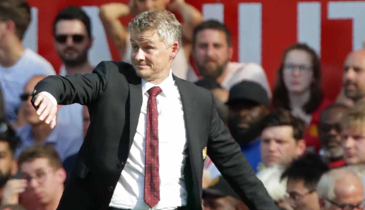 Pelatih Manchester United, Ole Gunnar Solskjaer, memberikan instruksi saat melawan Crystal Palace pada laga Premier League di Stadion Old Trafford, Manchester, Sabtu (24/8). MU kalah 1-2 dari Palace. (AFP/Lindsey Parnaby)