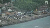 Pemandangan dari udara wilayah Kota Lampung usai diterjang tsunami, Selasa (25/12). Tsunami yang terjadi di Selat Sunda menerjang wilayah di Lampung dan Banten. (Liputan6.com/Zulfikar Abubakar)