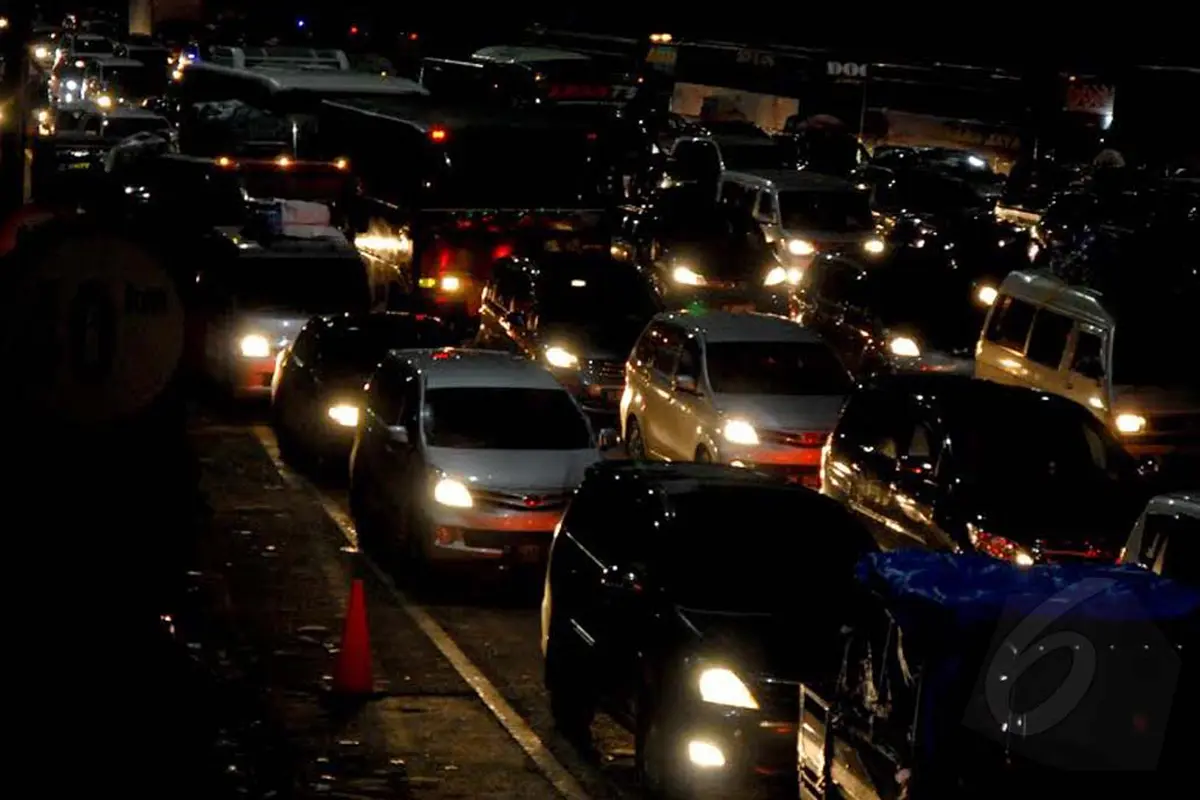 H-2, Ribuan Kendaraan 'Parkir' di Gerbang Tol Cikampek