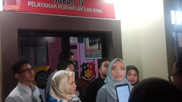 Kuasa hukum istri dosen, LH, yang dipaksa berhubungan badan dengan pria lain oleh suaminya memberi keterangan kepada wartawan di Gorontalo. (Foto: Liputan6.Arfandi Ibrahim)