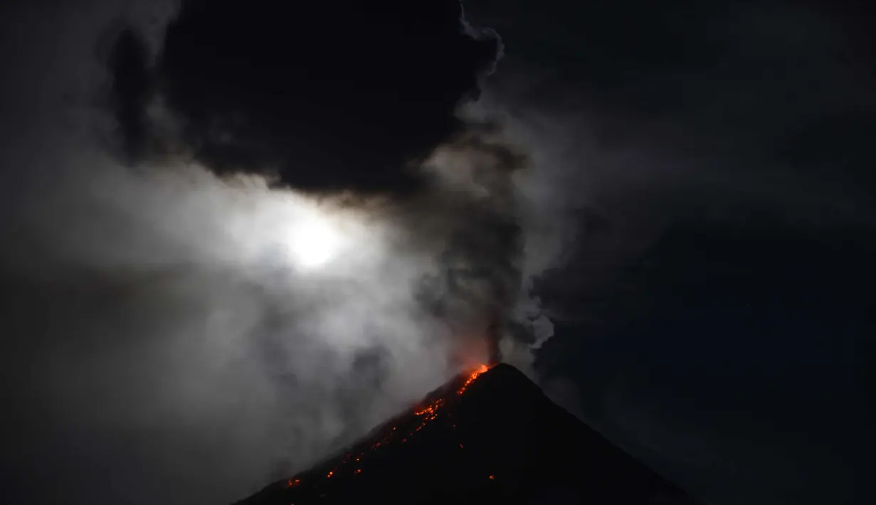 Gerhana bulan "super blue blood moon" terlihat di samping Gunung Mayon yang mengeluarkan lava panas di Legazpi, Filipina (1/2). Pemandangan supermoon di mana bulan berada di jarak terdekat dengan bumi terlihat di sejumlah negara. (AFP Photo/Ted Aljibe)