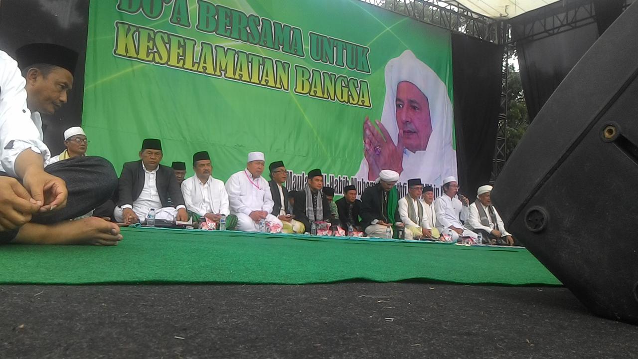 Kalangan Ulama dan lintas tokoh agama dalam istigotsah dan doa bersama di Garut