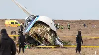 Kondisi pesawat Azerbaijan Airlines yang jatuh di Aktau, Kazakhstan, pada Rabu, 25 November 2025. (dok. Issa Tazhenbayev / AFP)