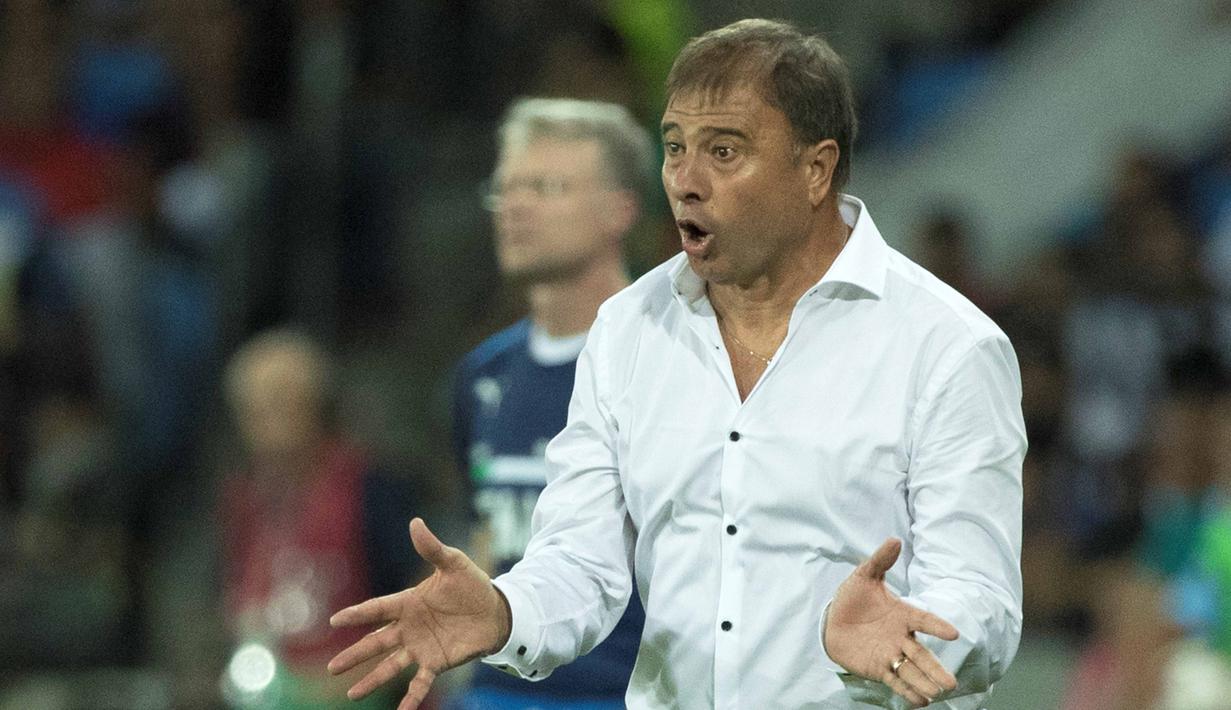 Pelatih Israel, Elisha Levy memberikan instruksi kepada anak asuhnya saat melawan Italia pada Kualifikasi Piala Dunia 2018 di Stadion Sammy Ofer, Haifa, Selasa (6/9/2016) dini hari WIB. (AFP/Jack Guez)
