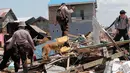 Unit K9 dibantu anjing pelacak mencari korban di antara puing bangunan usai gempa dan tsunami menerjang Palu, Sulawesi Tengah, Rabu (3/10). Anjing K9 telah membantu menemukan jasad korban yang tertimbun reruntuhan. (AP Photo/Tatan Syuflana)