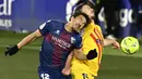 Pemain Barcelona, Clement Lenglet, duel udara dengan pemain Huesca, Shinji Okazaki, pada laga Liga Spanyol di Stadion El Alcoraz, Minggu (3/1/2021). Barcelona menang tipis dengan skor 1-0. (AP/Alvaro Barrientos)