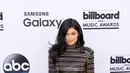 Kylie Jenner dikenal sering mengubah gaya rambut. Tampil di MTV VMA 2015 pada Minggu (30/8/2015) malam, dia menunjukka warna rambut dan gaya yang berbeda. (Bintang/EPA)